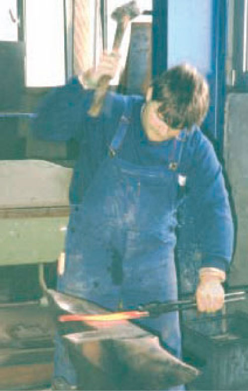 Bernd Schittenhelm ist der Letzte Geselle in Baden Württemberg, der seine Prüfung als Schmied im Jahr 1988 ablegte. In den folgenden Jahren erwarb er seinen Meistertitel als Metallbauer, seine Zertifizierung zum EU-Schweißfachmann und legte die Prüfung zum Betriebswirt ab.
