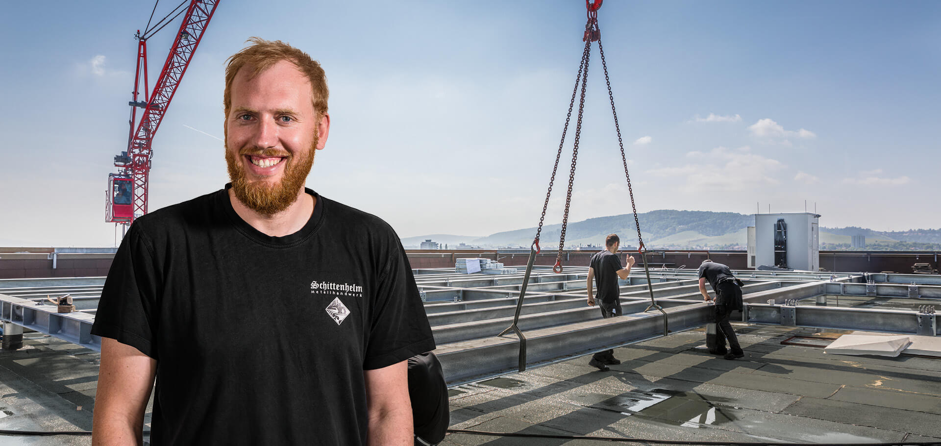 Montage einer Feuertreppe: Clevere Metallkonstruktion – stabiler Stahlunterbau, punktgenau auf tragenden Gebäudestützen angebracht.